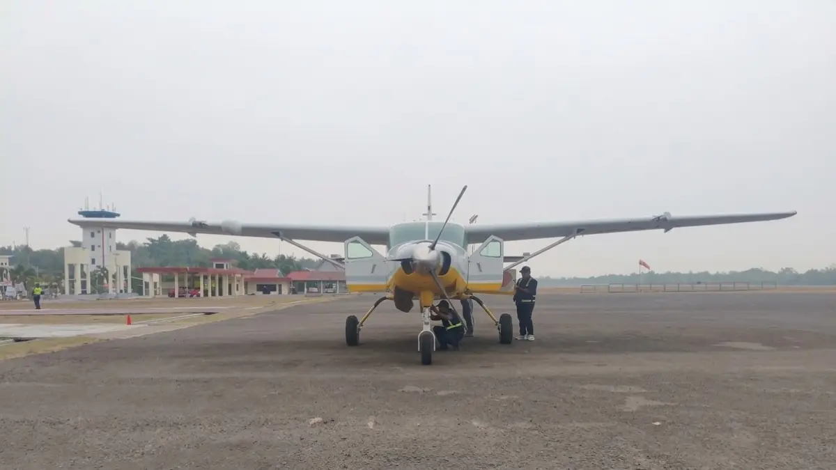 Pesawat Cessna 208 Caravan dengan registrasi PK-YNA, usai modifikasi cuaca di langit Seruyan dan Kotawaringin Barat, Minggu (27/9). (istimewa/BPBD)