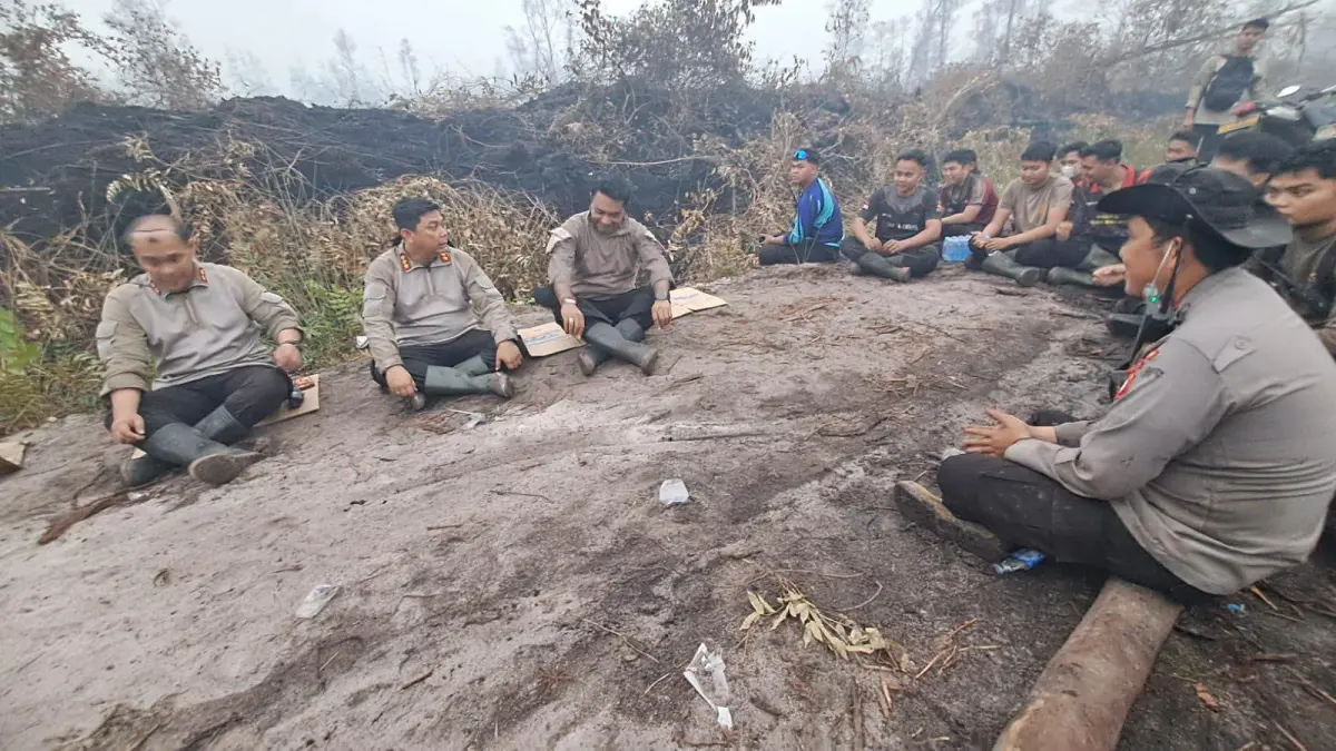 Petugas pemadaman Karhutla di Kota Palangka Raya, saat beristirahat, baru-baru tadi.(istimewa)
