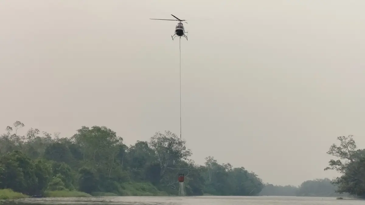 Satu unit helikopter water bombing saat mengambil air di Sungai Jelai perbatasan Kalteng-Kalbar. (Fauziannur/Radar Sampit)