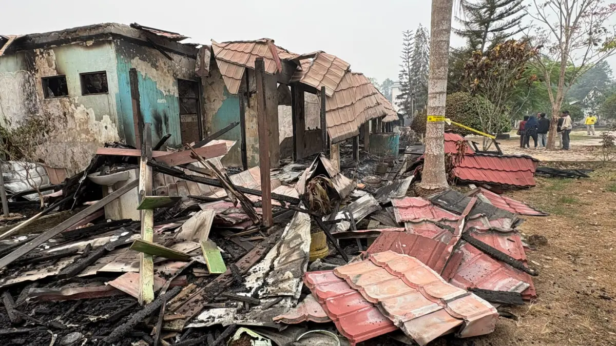 TERBAKAR: Bangunan SMAN 1 Cempaga yang terbakar, Minggu (27/9).YUNI/RADAR SAMPIT