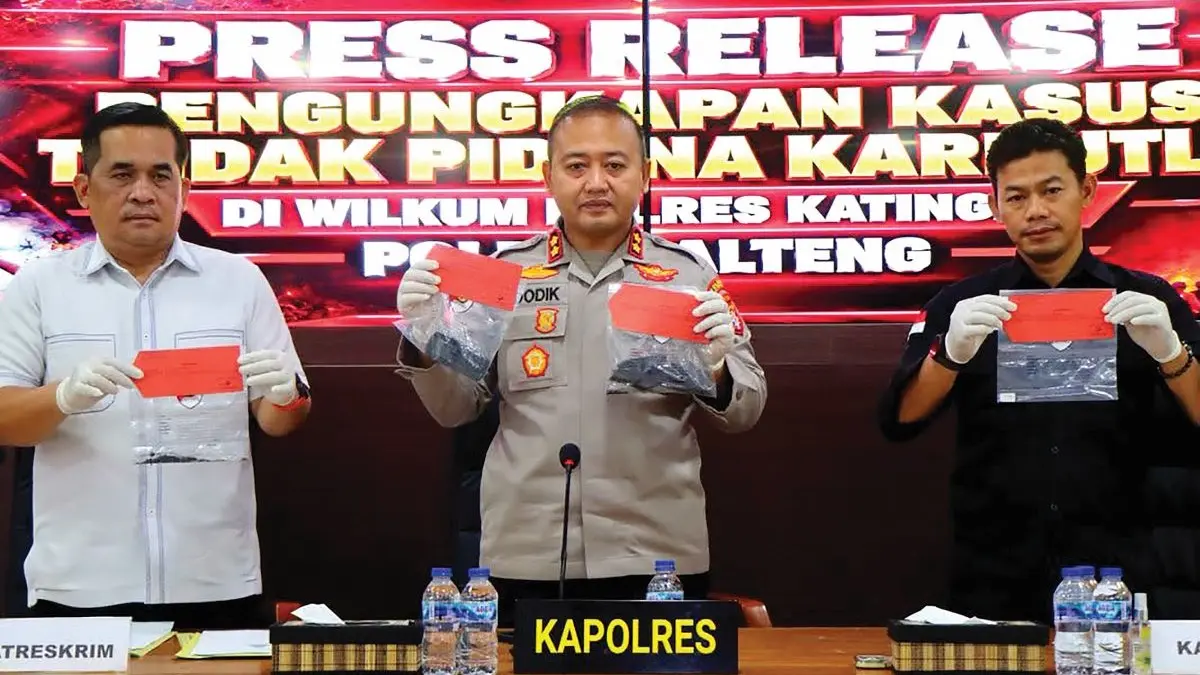 BEBER KASUS : Kapolres Katingan AKBP Dodik Hartono memimpin press release pengungkapan kasus tindak pidana Karhutla di Aula Bhayangkara Polres Katingan didampingi Kasat Reskrim Polres Katingan AKP Jhon Digul Manra serta Kasi Humas Polres Katingan IPTU Moh Mastur. FOTO: IST/RADAR SAMPIT