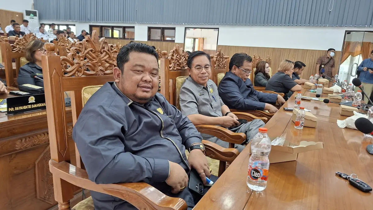 Anggota DPRD Kabupaten Gumas Tuah (ujung kiri) dan rekan-rekannya ketika menghadiri rapat paripurna DPRD setempat, belum lama ini.(istimewa)