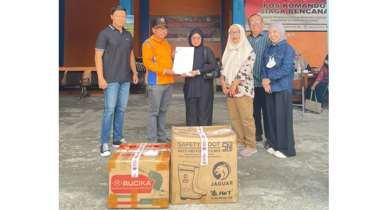 BPJS Ketenagakerjaan Cabang Pangkalan Bun menyerahkan bantuan sepatu boots sekaligus santunan Jaminan Kematian (JKM) kepada ahli waris pekerja Non-ASN di lingkungan Pemkab Kobar. (dok.BPJS Ketenagakerjaan)