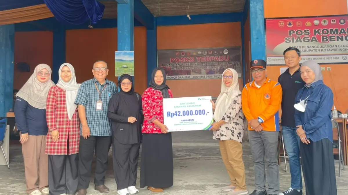BPJS Ketenagakerjaan Cabang Pangkalan Bun menyerahkan santunan Jaminan Kematian (JKM) kepada ahli waris relawan karhutla Kotawaringin Barat.