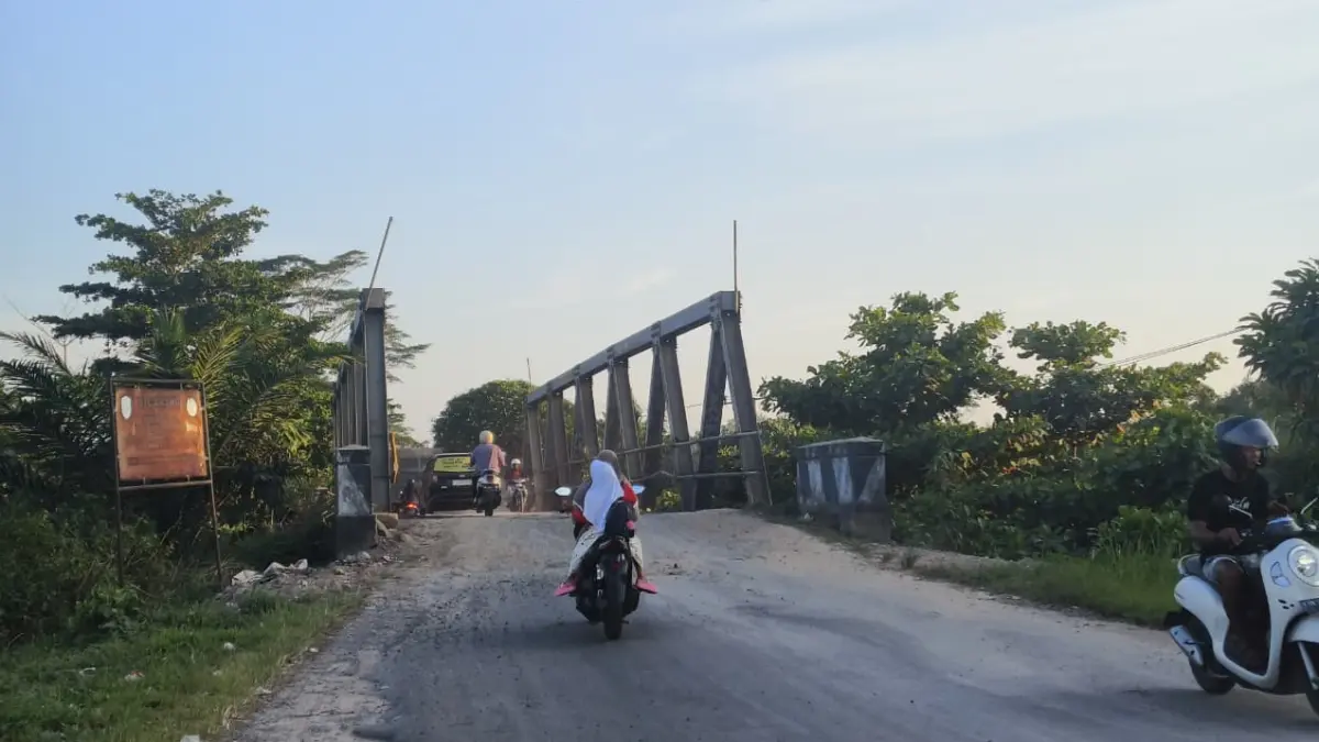 Jembatan Patah di Jalan Kapten Mulyono, Sampit, Kabupaten Kotim.  (Akbar/Radar Sampit)