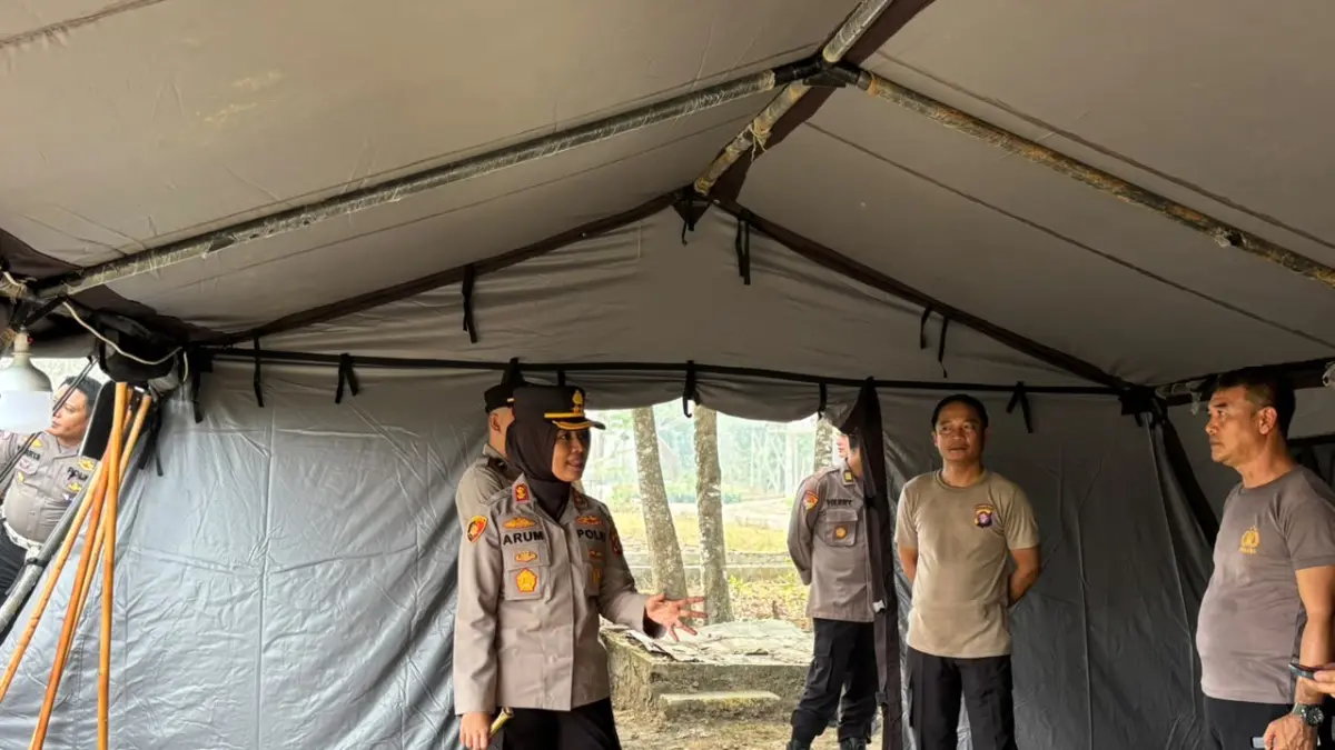 Kapolres Gumas AKBP Arum Sari Puspita Dewi melakukan pengecekan pos pantau karhutla, Sabtu (26/9). (Humas Polres Gumas)