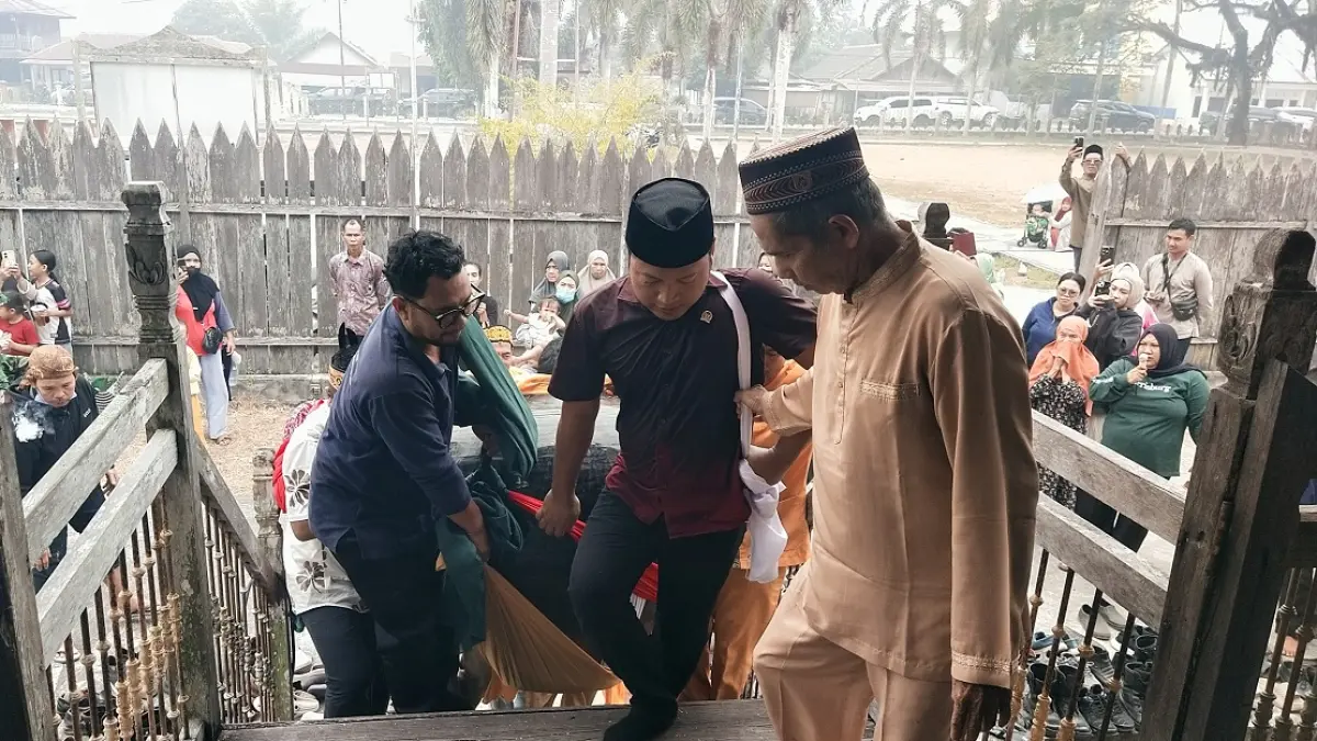 Muhammad Toha ikut mengangkat meriam beranak di Astana Alnursari. (Syamsudin/Radar Sampit)