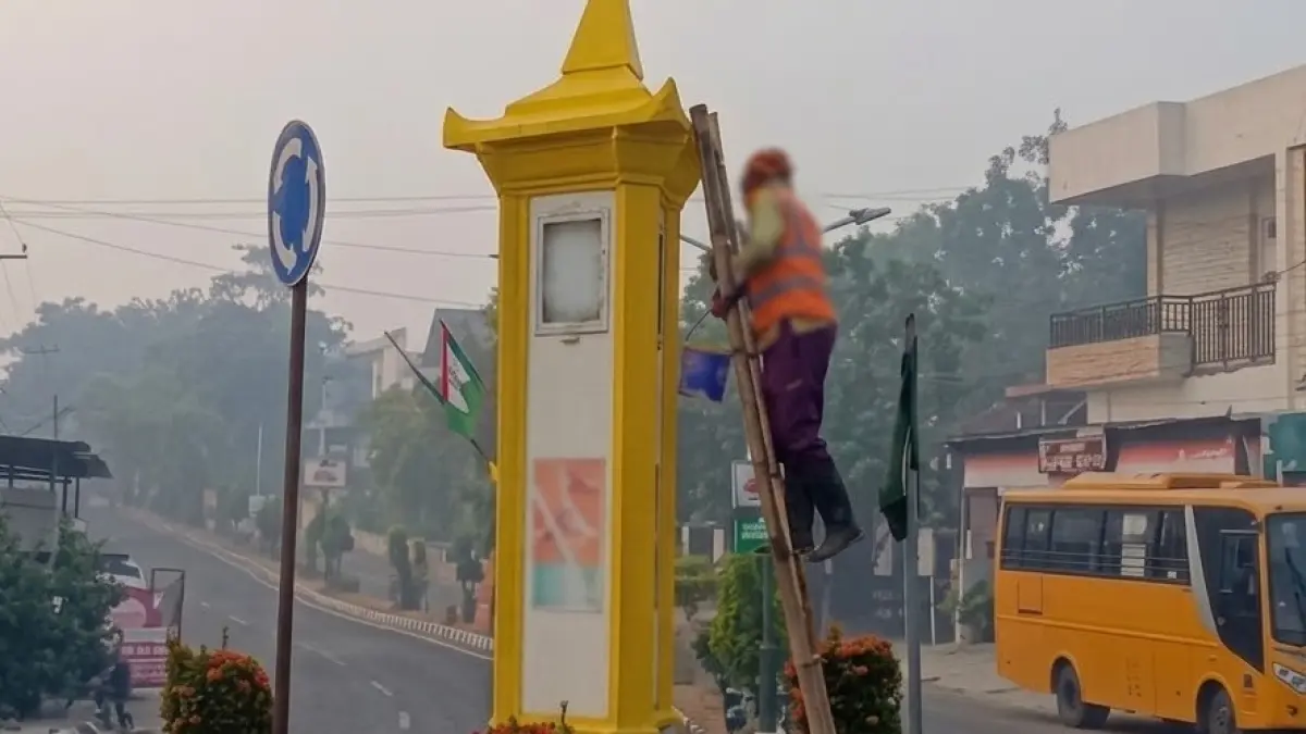 Pengecatan Tugu Jam di Jalan Hasanudin, Kelurahan Mendawai, Kecamatan Arut Selatan, Kabupaten Kobar, belum lama ini.&nbsp; (ist)