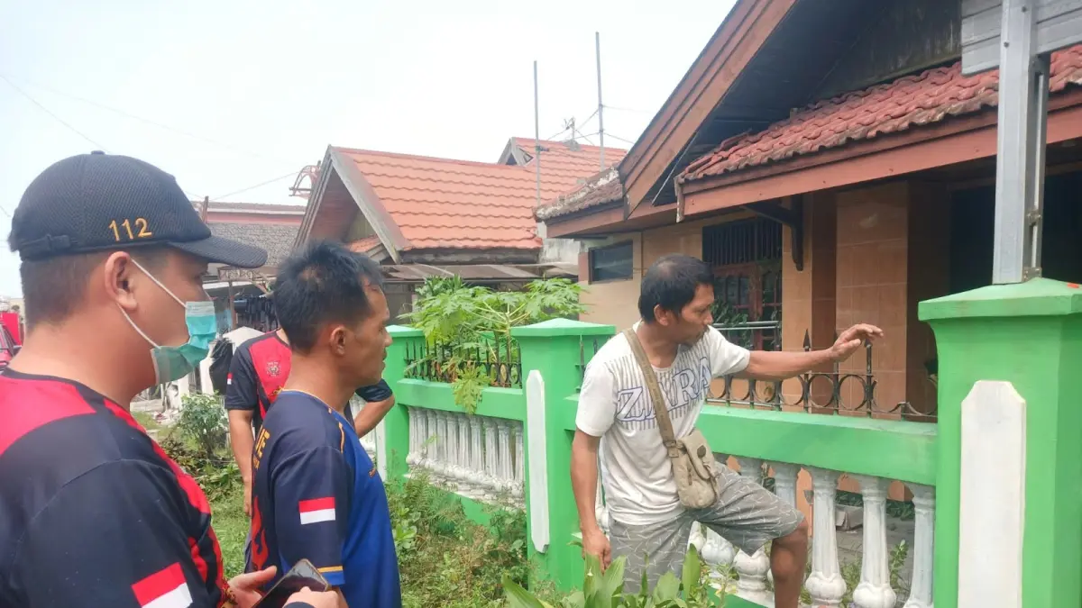 Tim Dinas Damkar Kota Palangka Raya saat berada di lokasi seorang anak yang tangannya tertancap besi pagar.(istimewa)