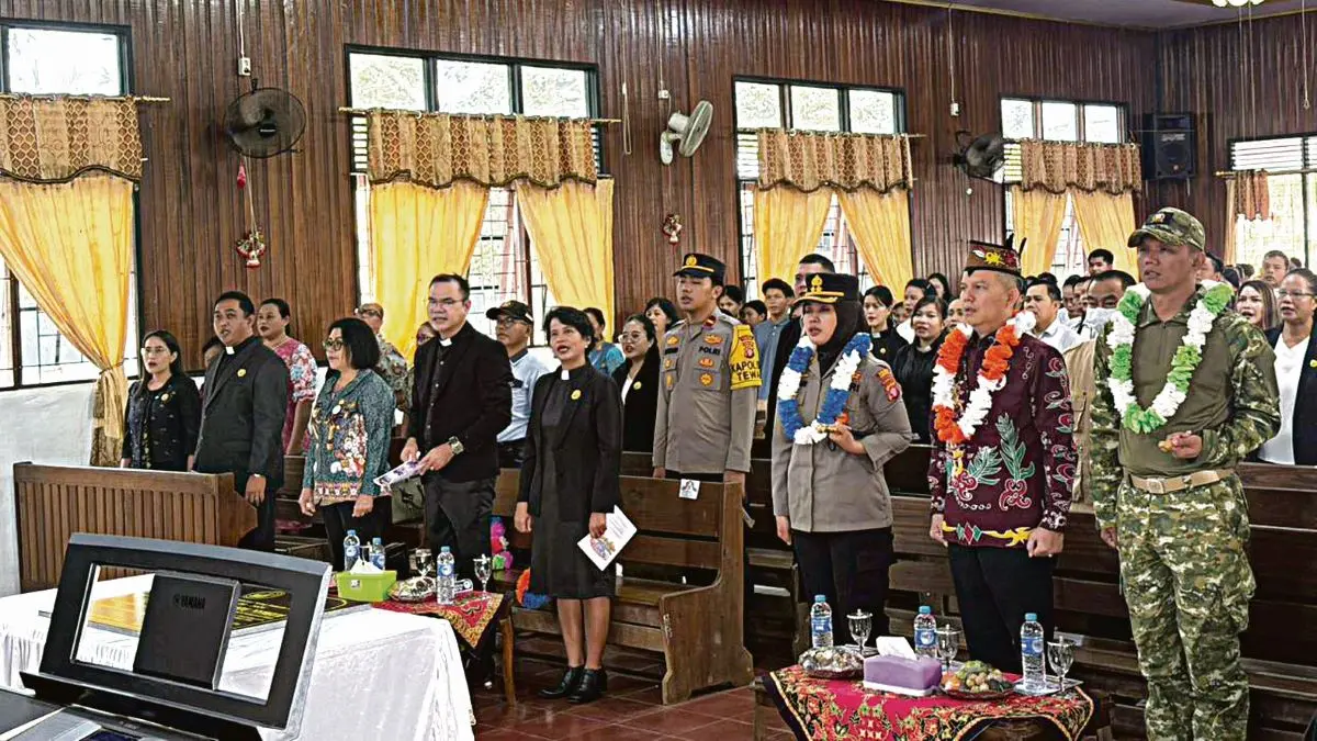 HADIRI KEGIATAN : Bupati Gumas Jaya Samaya Monong (dua dari kanan) didampingi Kapolres AKBP Arum Sari Puspita Dewi dan Dandim 1018/GMS Letkol Arm Danang Wahyu Utomo, ketika menghadiri kegiatan di Desa Batu Nyiwuh, Kecamatan Tewah, belum lama tadi. FOTO : DISKOMINFO SANTIK GUMAS/RADAR SAMPIT