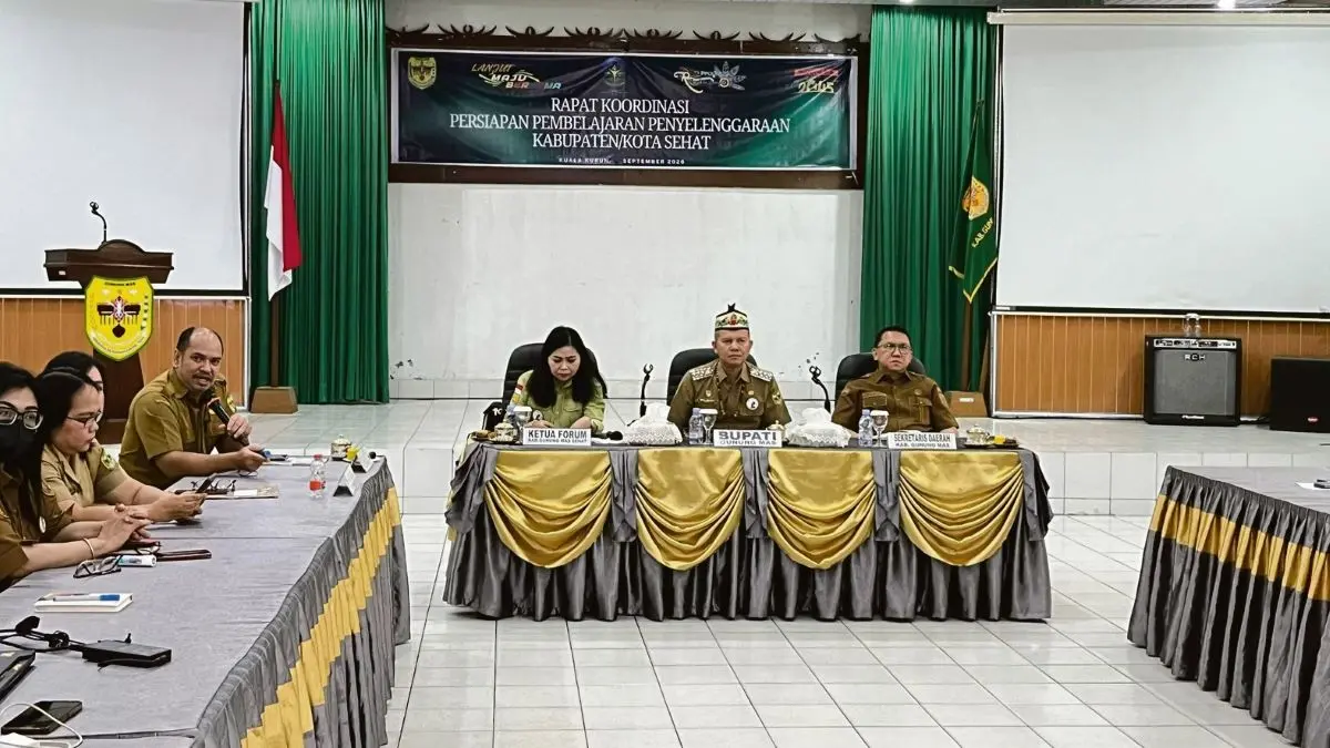 RAPAT : Bupati Gumas Jaya Samaya Monong didampingi Sekda Richard dan Ketua FKGMS Mimie Mariatie Jaya Samaya Monong memimpin rapat persiapan kunjungan pembelajaran KKS ke Pemerintah Kota Tangerang, di aula kantor Bapperida Gumas, Senin (28/9/2026). FOTO : PROTOKOL GUMAS/RADAR SAMPIT