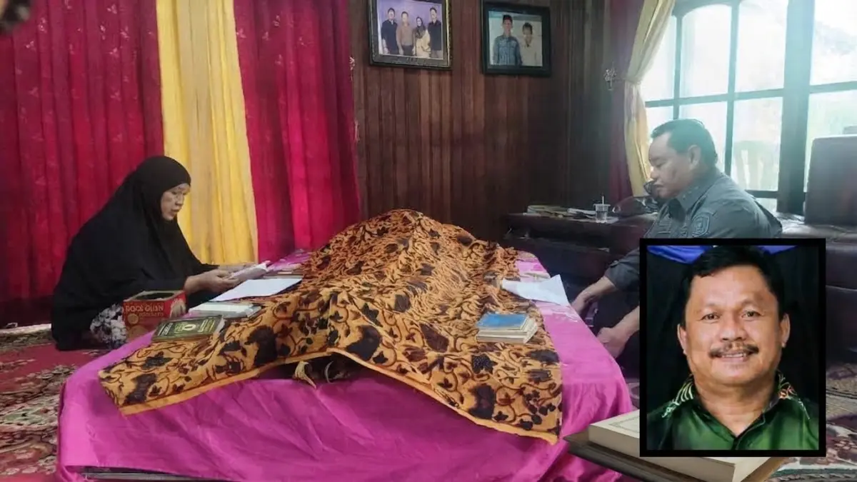 Bupati Kotim Halikinnor ketika melayat ke rumah duka Almarhum H Ruslan Abdul Gani, Selasa (29/9) pagi. (istimewa/PWI Kotim)