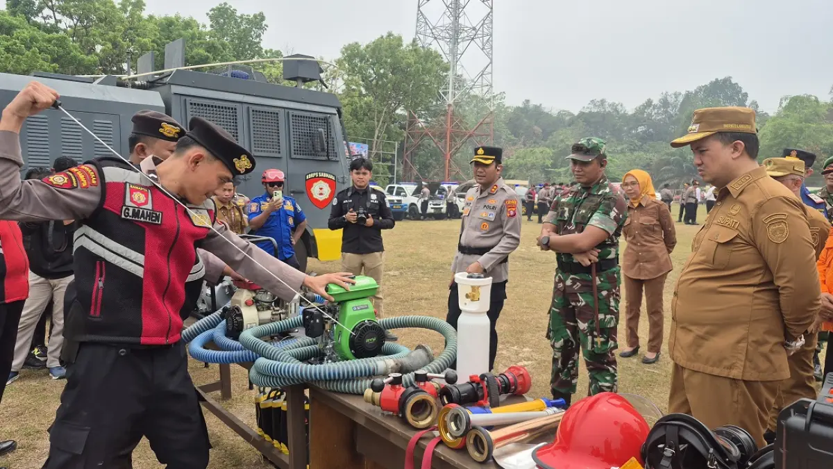 Bupati Lamandau bersama Kapolres dan Dandim mengecek keaiapan sarana damkar.&nbsp; (Ria/Radar Sampit)