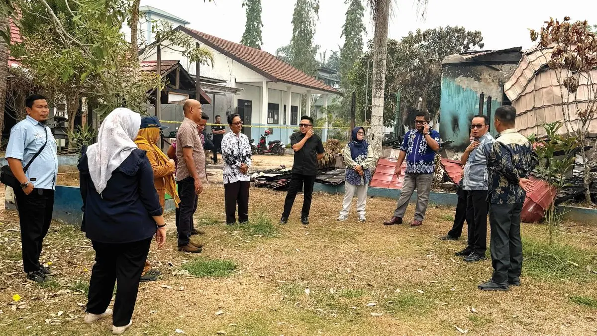 CEK LOKASI: Komisi 3 DPRD Kotim kunjungan ke lokasi kebakaran di SMAN 1 Cempaga, Selasa (29/9/2026). FOTO: RADO/RADAR SAMPIT