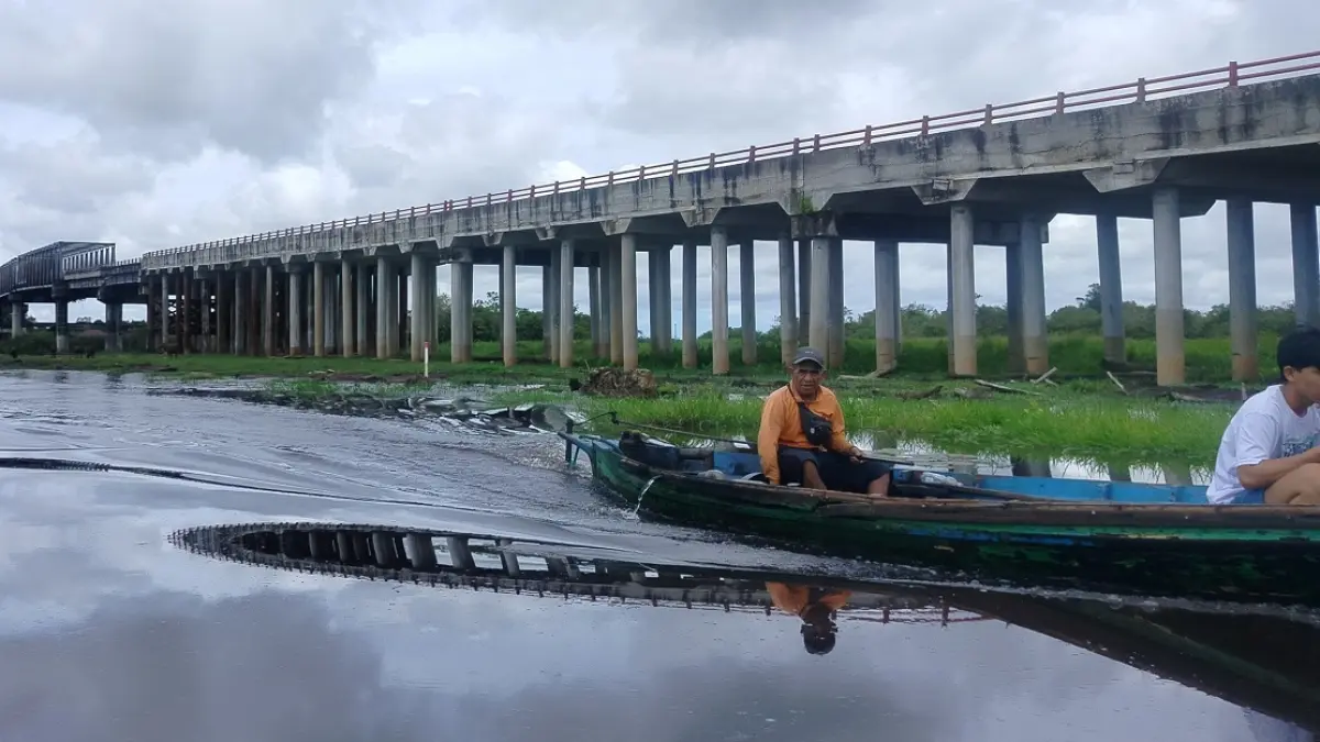 Kerukan badan jalan di sekitar Jembatan Jelai bisa dilalui perahu ukuran kecil. (Fauziannur/Radar Sampit)