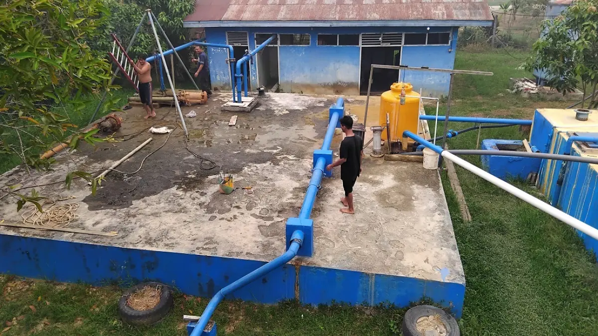 Petugas Perumdam Maruang Duhung ketika bekerja untuk mengkoneksikan jaringan pipa HDPE dari IPA 2 ke IPA 1, Senin (28/9). (Arham/Radar Sampit)