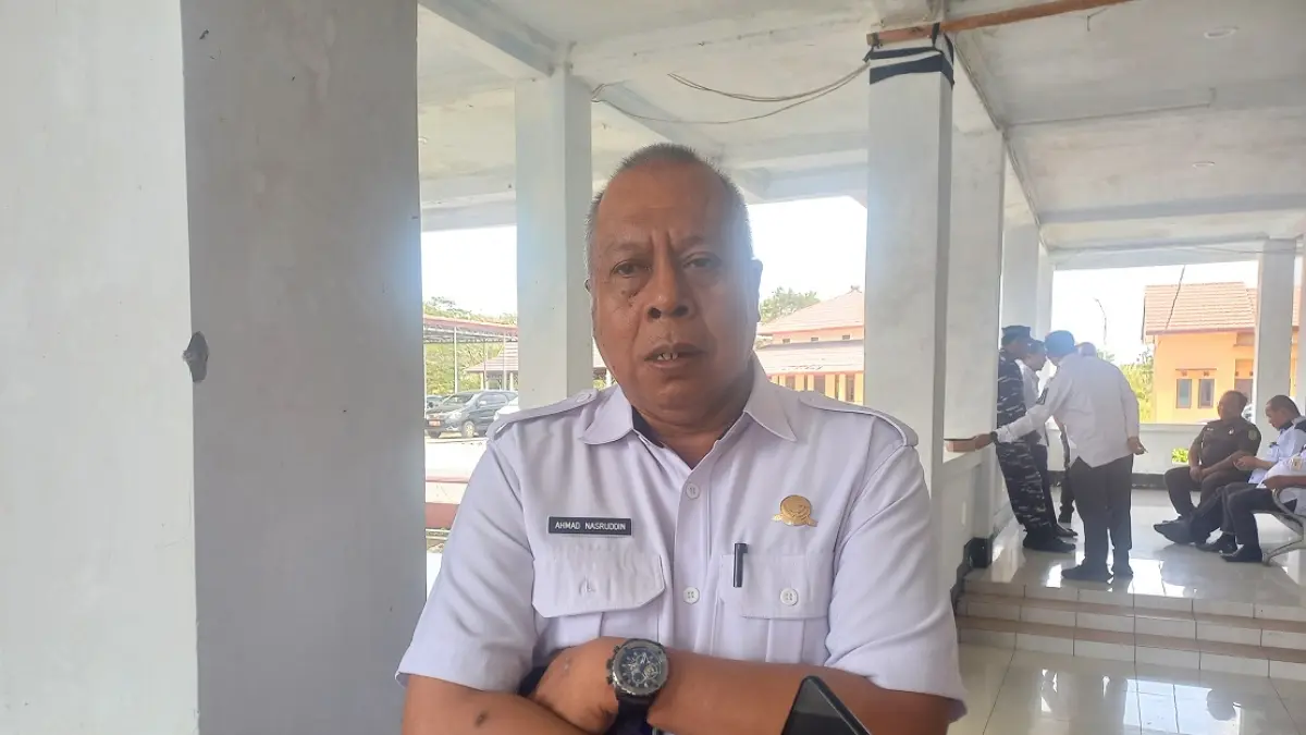 Plt Kadishub Seruyan Ahmad Nasruddin menyampaikan penjelasan kondisi dan rencana penanganan Dermaga KP 3 Kuala Pembuang, Senin (28/9).&nbsp;(Rifani/Radar Sampit)