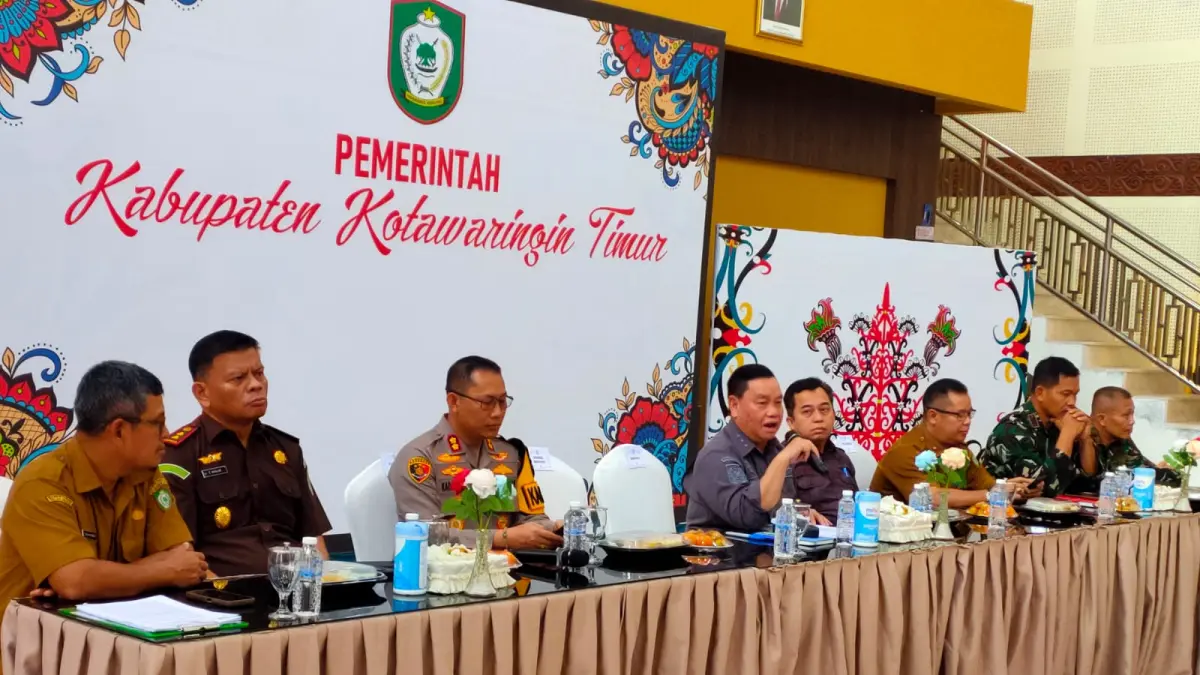 RAPAT: Rapat Evaluasi Karhutla di Rumah Jabatan Bupati Kotim, Selasa (29/9/2026). (Yuni/Radar Sampit)