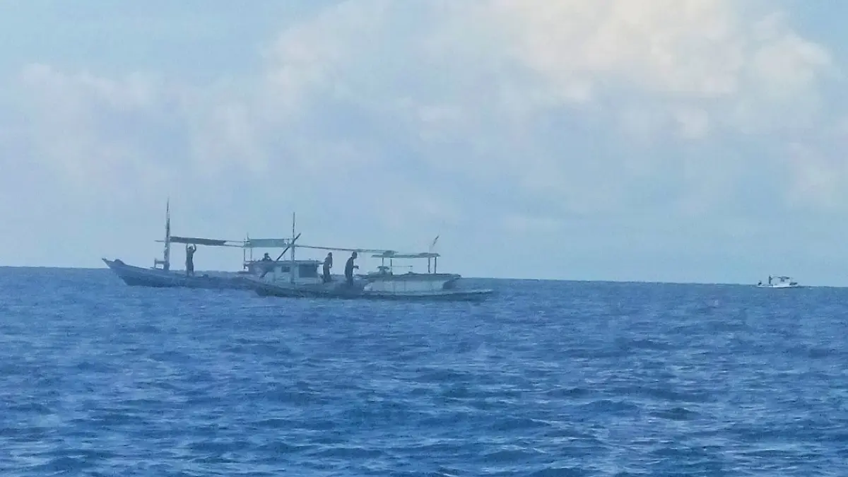 Sejumlah perahu nelayan sedang menjaring ikan di pesisir pantai Sukamara.&nbsp; (Fauziannur/Radar Sampit)