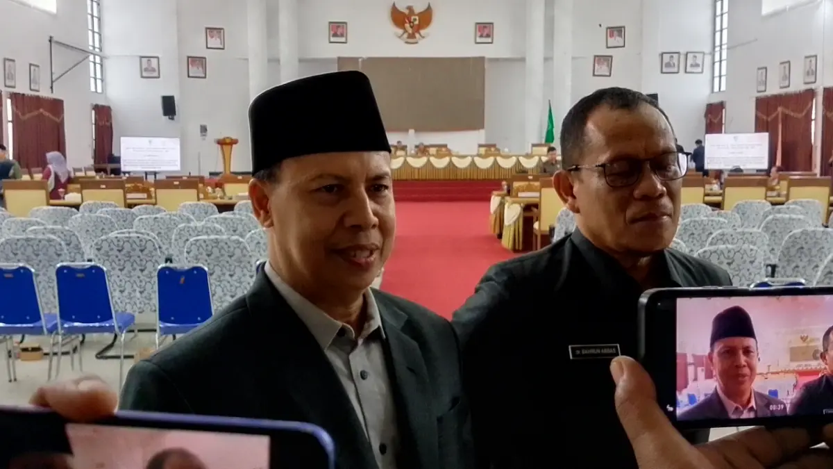 Wakil Bupati Seruyan Supian (kiri) didampingi Plh Sekda Seruyan Bahrun Abbas (kanan) saat ditemui awak media, Senin (28/9). (Rifani/Radar Sampit)