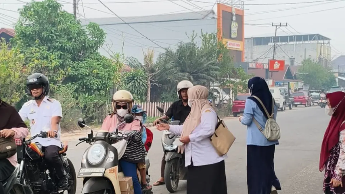 BAGIKAN MASKER: Aksi sosial MGMP Geografi SMA-MA