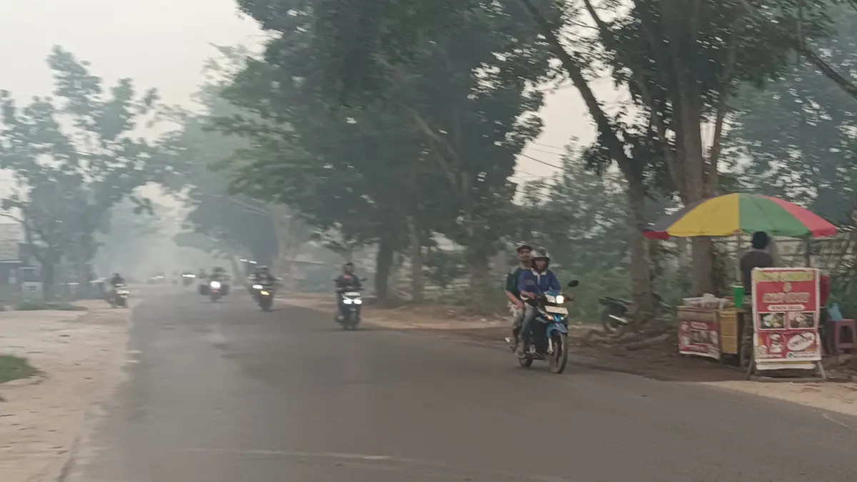 Kabut asap tampak di salah satu ruas jalan di Kecamatan Mentawa Baru Ketapang, Rabu oagi (30/9/2026). (Usay Nor Rahmad/Radar Sampit)