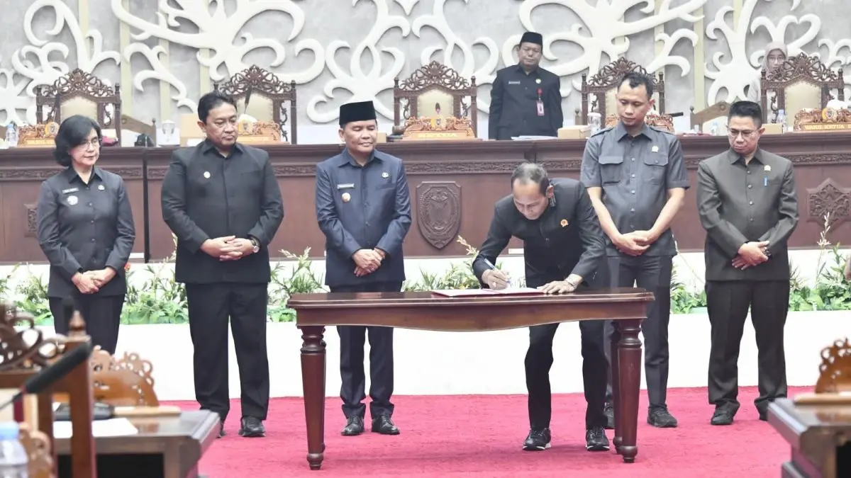 PARIPURNA: Unsur pimpinan DPRD bersama Gubernur dan Wakil Gubernur Kalteng menandatangani kesepakatan bersama persetujuan Perubahan APBD 2026. FOTO: YUSHO/RADAR SAMPIT