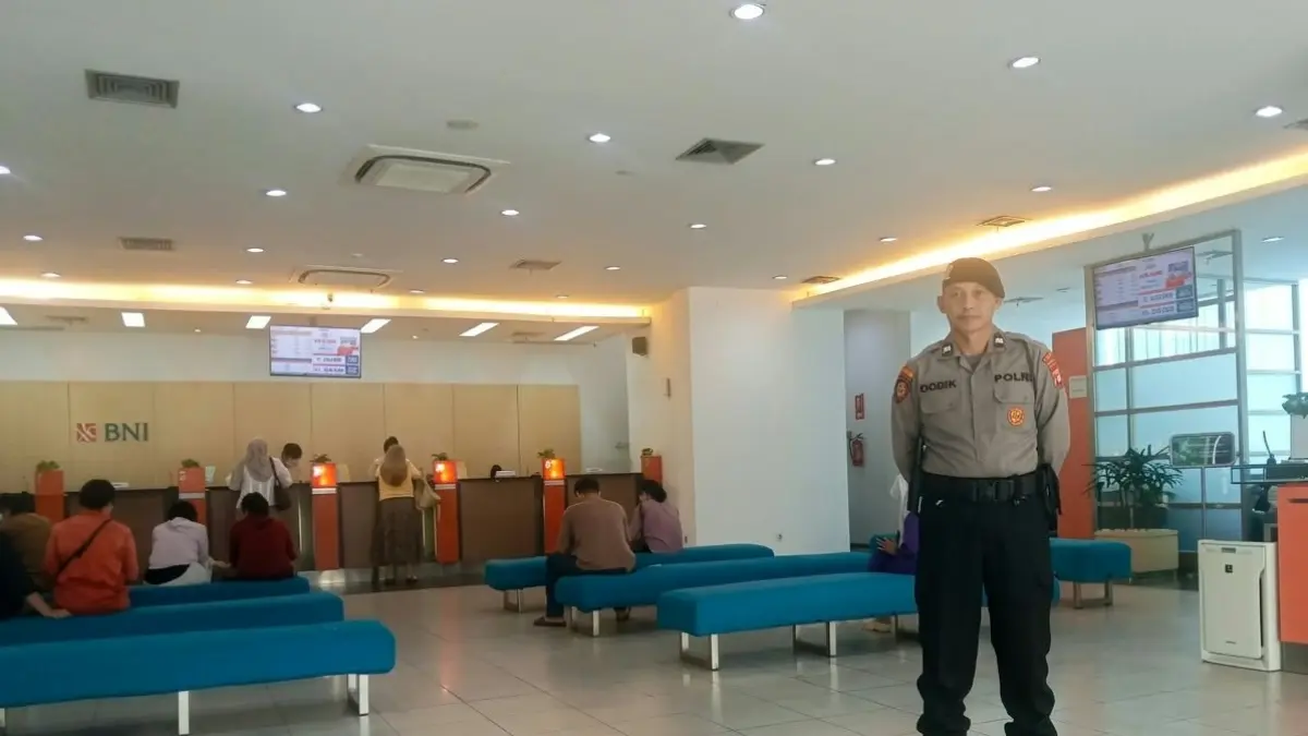 Personel Satpamobvit Polresta Palangka Raya saat pengamanan di salah satu kantor perbankan, Rabu (30/9).(istimewa/Polresta)