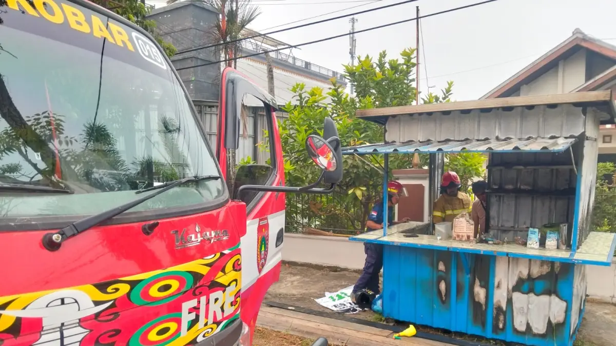 Stan es teh jumbo di Jalan Iskandar, Kelurahan Madurejo, Kecamatan Arut Selatan, Kabupaten Kobar terbakar, Rabu 30 September 2026. (ist)