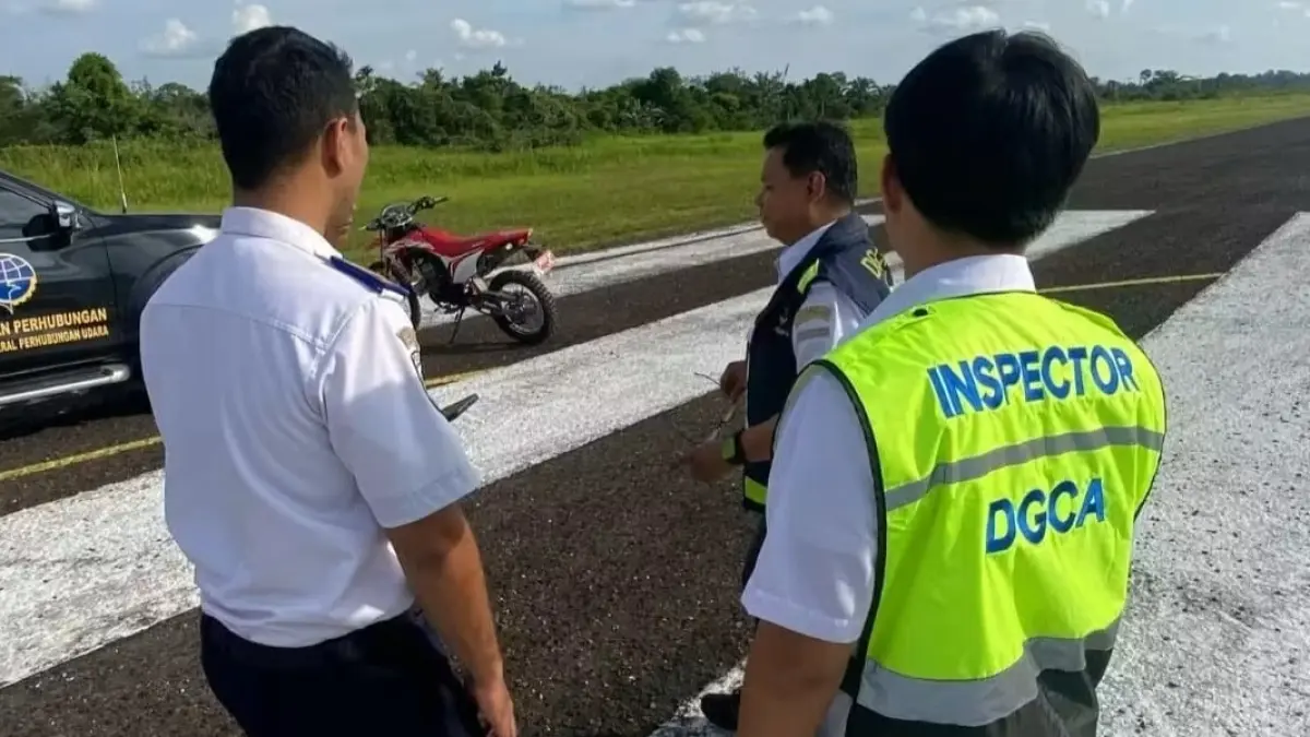 Tim inspector DGCA Ditjen Perhubungan ketika meninjau landasan Bandara Kuala Kurun, belum lama ini.&nbsp; (Foto: UPBU Kuala Kurun)