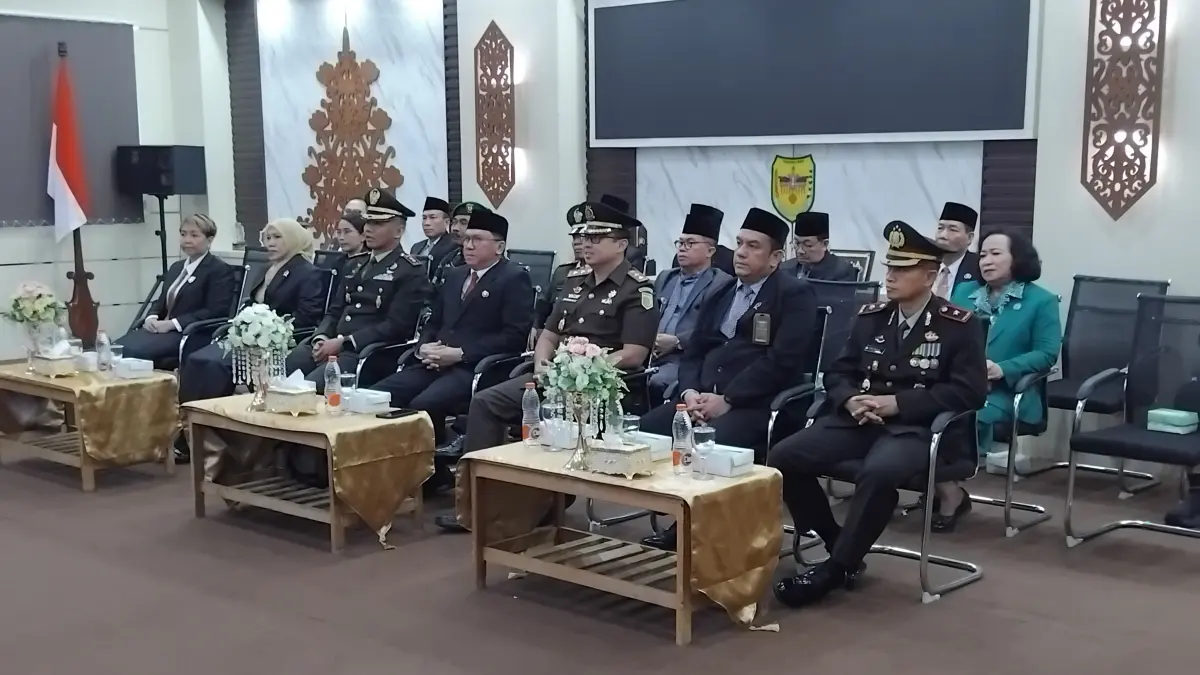 UPACARA : Sekda Gumas Richard (tengah) bersama Dandim 1018/GMS Letkol Arm Danang Wahyu Utomo, Kajari Nugroho Wisnu Pujoyono, saat mengikuti upacara peringatan Hari Kesaktian Pancasila melalui zoom meeting di ruang rapat lantai 1 kantor Bupati Gumas, Kamis (1/10/2026). FOTO : ARHAM SAID/RADAR SAMPIT