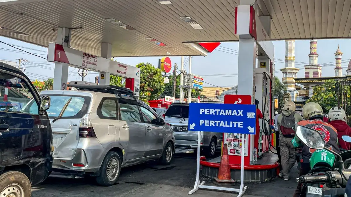 Petugas mengisi bahan bakar minyak (BBM) di sebuah SPBU. (Salman Toyibi/Jawa Pos)