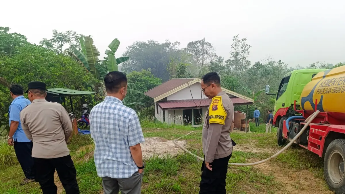 Suasana penyaluran air bersih kepada warga yang terdampak kemarau panjang, di Jalan Kurun-Linau, Rabu (30/9). (HUMAS POLRES GUNUNG MAS)