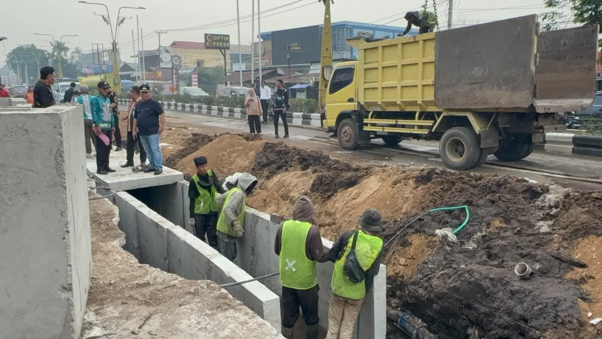 DRAINASE: Bupati Kotim Halikinnor beserta jajaran meninjau progres pengerjaan drainase di Jalan Tjilik Riwut, Kamis (1/10).
