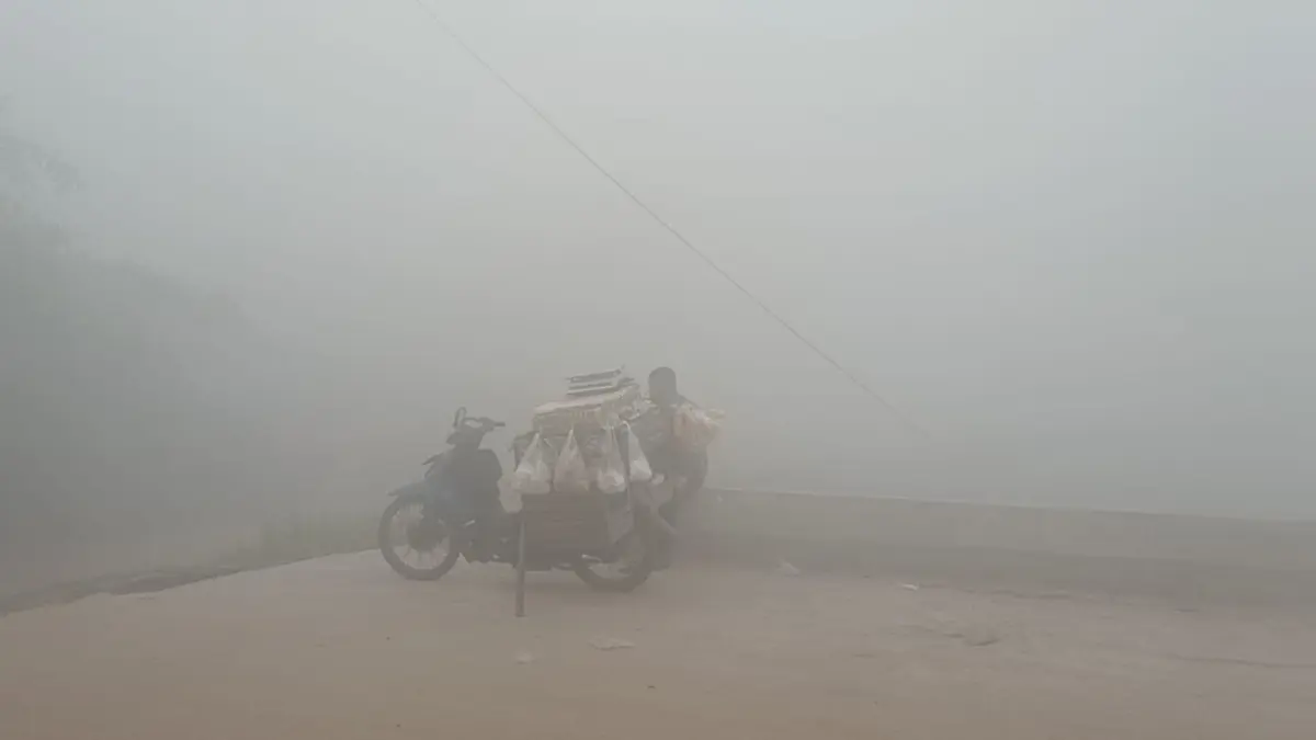 Pedagang sayur terpaksa menepi di pinggir jalan akibat kabut asap yang begitu tebal, Jumat (2/10/2026). (Usay Nor Rahmad/Radar Sampit)