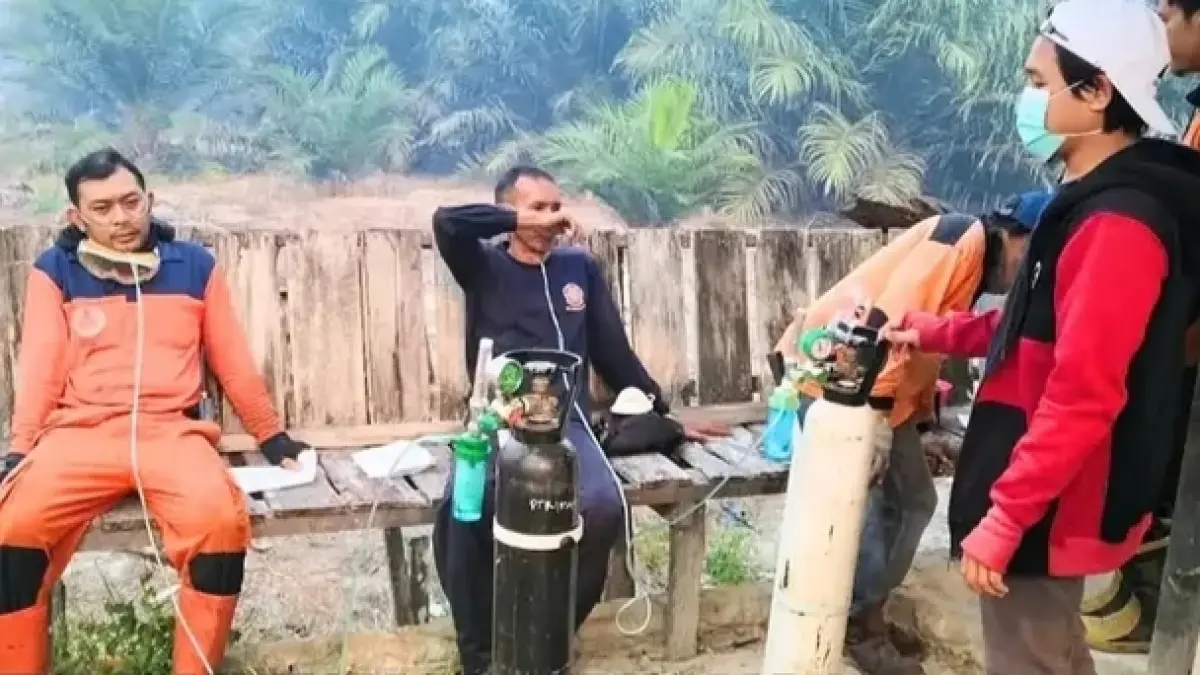 Petugas karhutla saat mendapatkan pelayanan oksigen dari tim kesehatan. (Fauziannur/Radar Sampit)