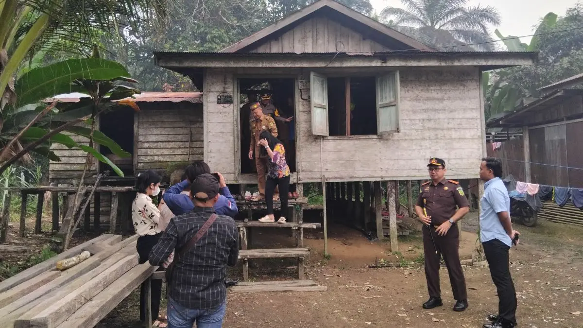 MENINJAU : Bupati Gumas Jaya Samaya Monong didampingi Ketua TP-PKK Mimie Mariatie Jaya Samaya Monong, Kapolres AKBP Arum Sari Puspita Dewi, Kajari Nugroho Wisnu Pujoyono dan Kepala Desa Tumbang Malahoi Iseskar, usai meninjau kondisi rumah Bapak Singkang, di Desa Tumbang Malahoi, Kecamatan Rungan, Selasa (29/9/2026) FOTO : ARHAM SAID/RADAR SAMPIT