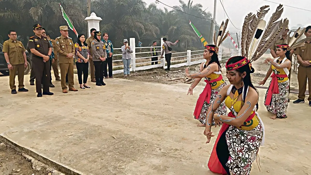 DISAMBUT : Bupati Gumas Jaya Samaya Monong didampingi Kapolres AKBP Arum Sari Puspita Dewi, Kajari Nugroho Wisnu Pujoyono, dan Ketua TP-PKK Mimie Mariatie Jaya Samaya Monong disambut tari-tarian saat menghadiri kegiatan groundbreaking pembangunan rumah khusus di Desa Tumbang Sepan, Kecamatan Manuhing, pekan lalu. FOTO : ARHAM SAID/RADAR SAMPIT