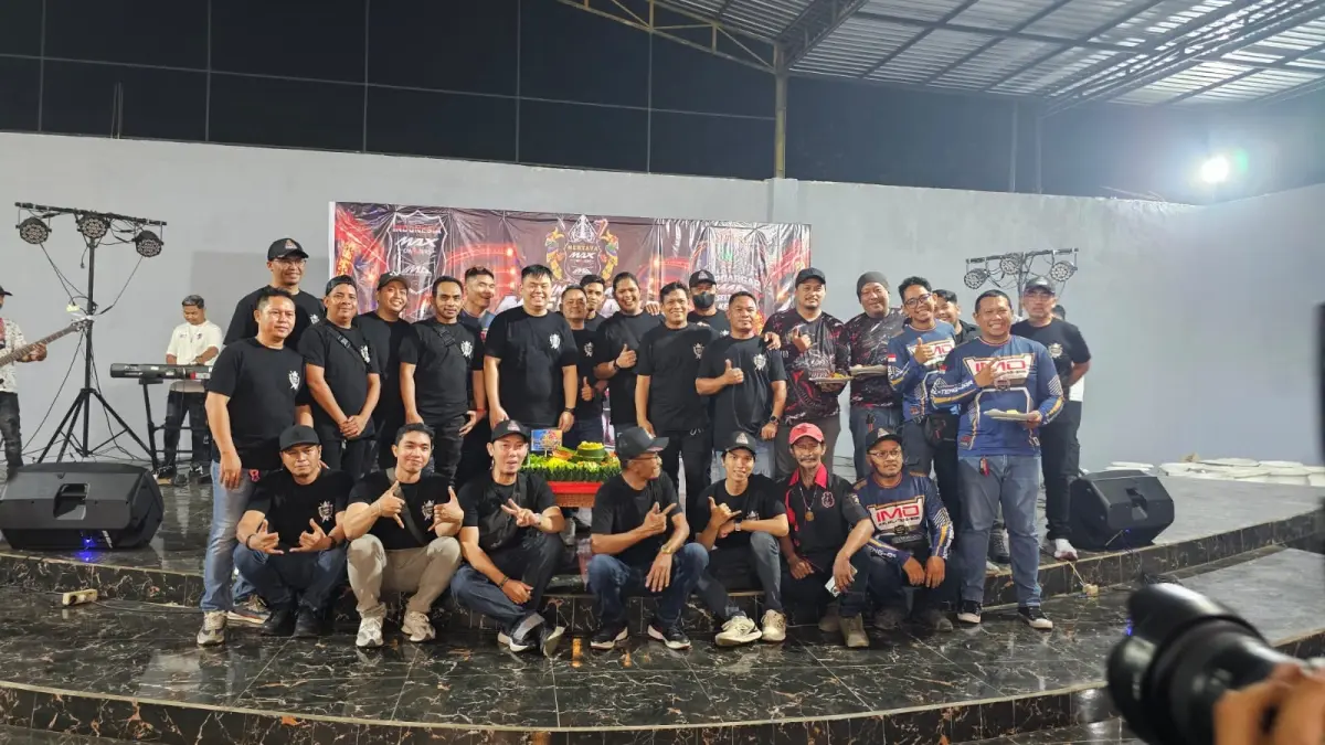 Anggota Mentaya Max Owners (MMO), BIXMO, B2MAX, MOC, KMAX, MBC, dan VENOM berfoto bersama pada rangkaian perayaan anniversary ke-8.