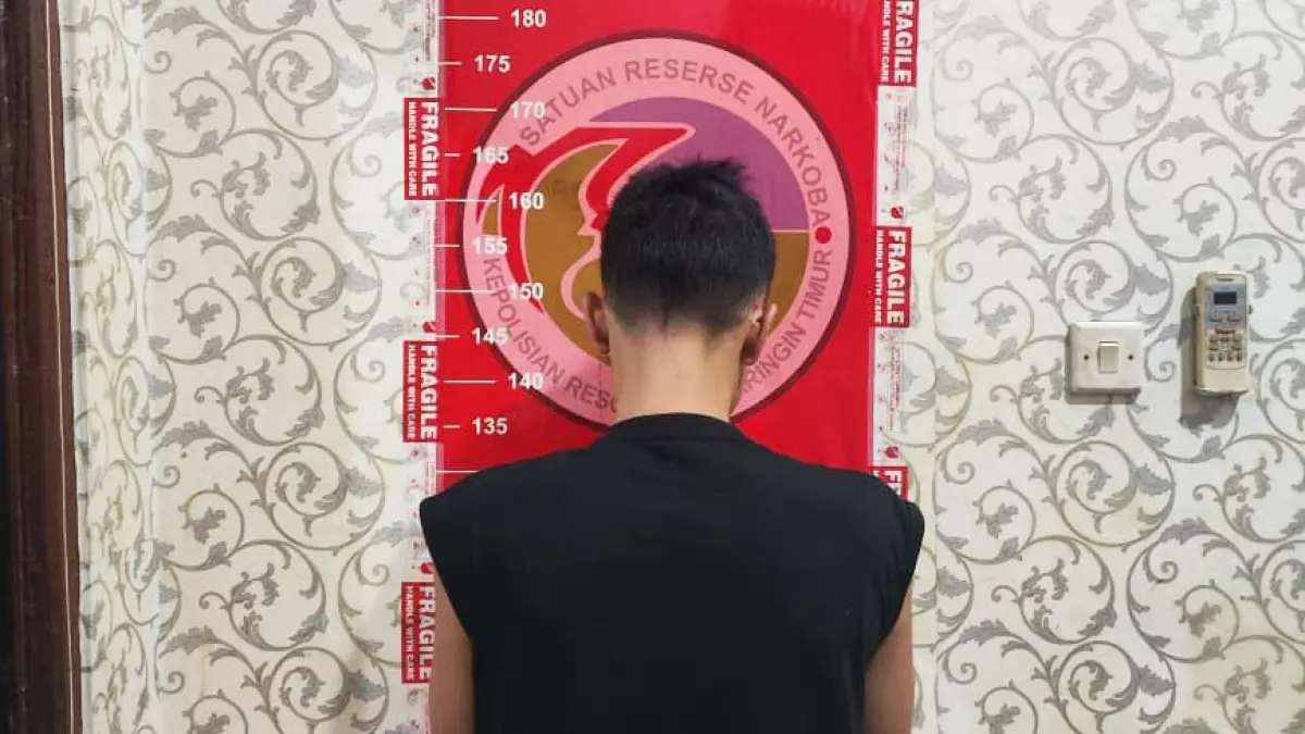 NARKOBA : E (40), pelaku narkoba diamankan di kantor polisi. FOTO: IST/RADAR SAMPIT