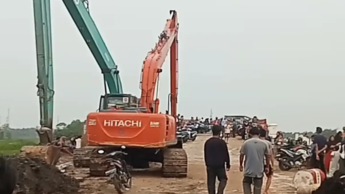 Proses penimbunan badan jalan dari Jembatan Jelai menuju Ketapang terus dilakukan. (Fauziannur/Radar Sampit)