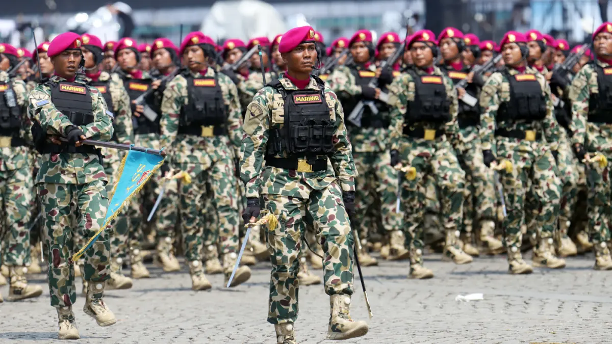 Sejumlah prajurit TNI gabungan saat mengikuti upacara peringatan Hari Ulang Tahun (HUT) ke-80 Tentara Nasional Indonesia (TNI) di Monas, Jakarta, Minggu (5/10/2025). Peringatan HUT ke-80 TNI mengusung tema TNI Prima, TNI Rakyat, Indonesia Maju. (Dery Ridwansah/ JawaPos.com)