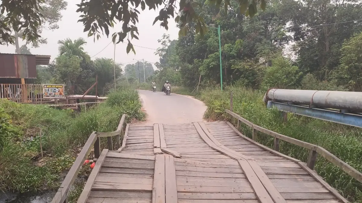 Jembatan kayu di Jalan Walter Condrad Sampit, Kabupaten Kotim.  (Akbar/Radar Sampit)