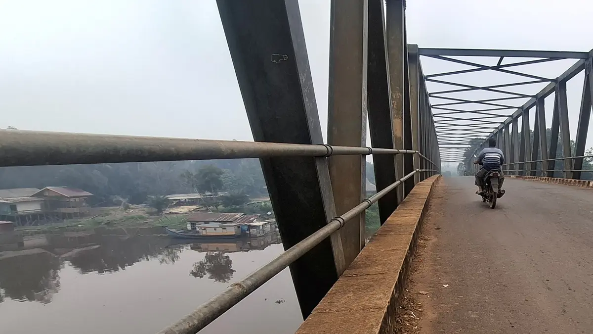 Situasi lalulintas di Jembatan Cempaga yang nampak lengang saat siang hari, Senin (5/10). (Dok.rado/radarsampit)