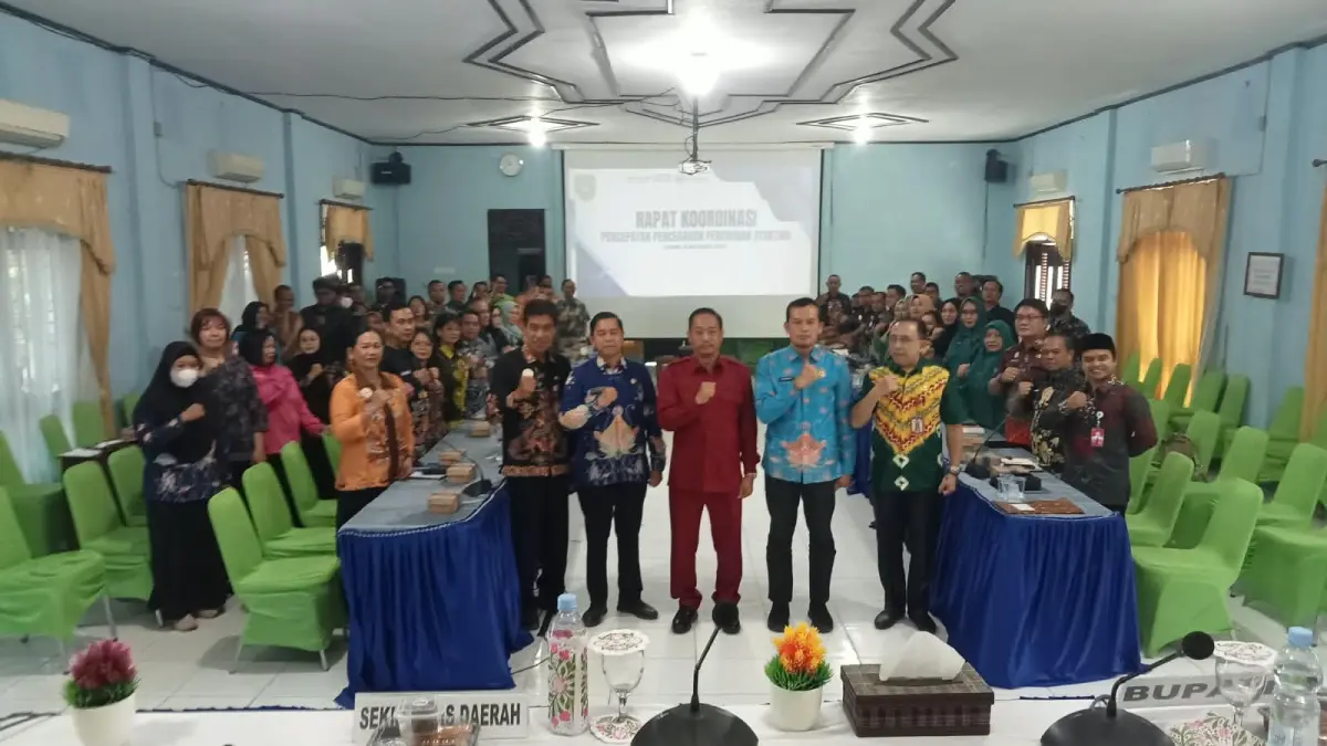 Bupati Sukamara, Masduki saat berfoto bersama peserta dalam kegiatan Rakor Percepatan Penanganan Stunting (istimewa)