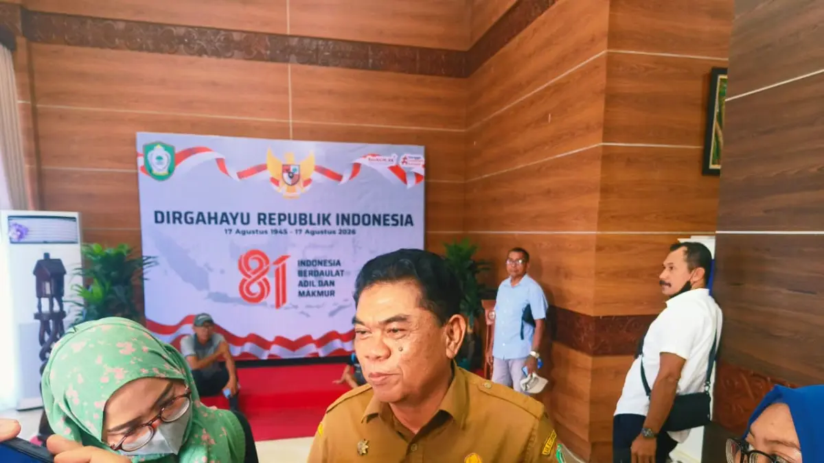 Kepala BKAD Kotim, Rihel, saat diwawancarai awak media.  (Akbar/Radar Sampit)