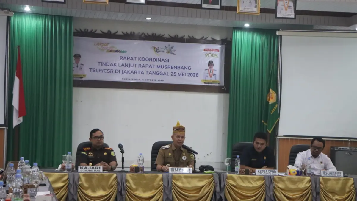 Ketua DPRD Kabupaten Gumas Binartha (dua dari kanan) ketika menghadiri suatu kegiatan, di aula kantor bapperida setempat, Selasa (6/10).(istimewa/DPRD Gumas)