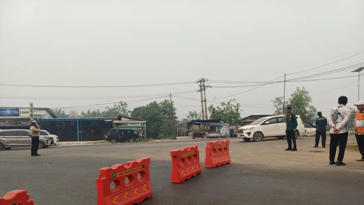 Ujicoba pengalihan arus lalu lintas di persimpangan Jalan Tjilik Riwut dan Jalan Jaksa Agusng Soeprapto.  (Istimewa/Radar Sampit)