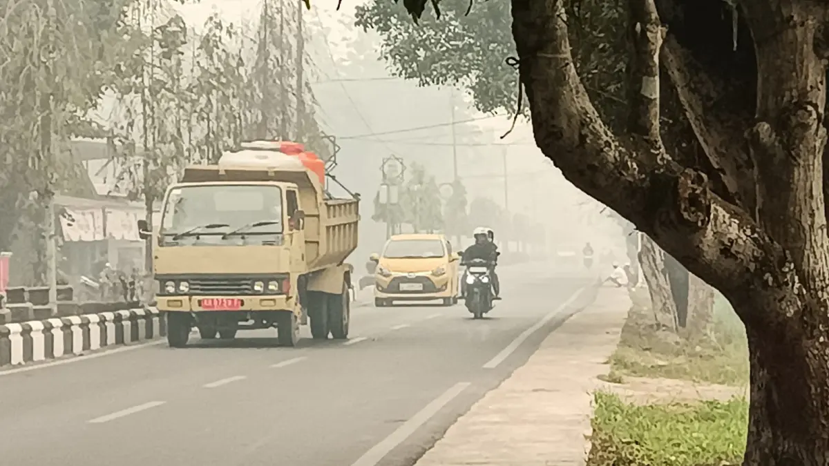 Kabut asap masih menyelimuti Sampir, Kotawaringin Timur, Jumat (9/10/2026). (Usay Nor Rahmad/Radar Sampit)