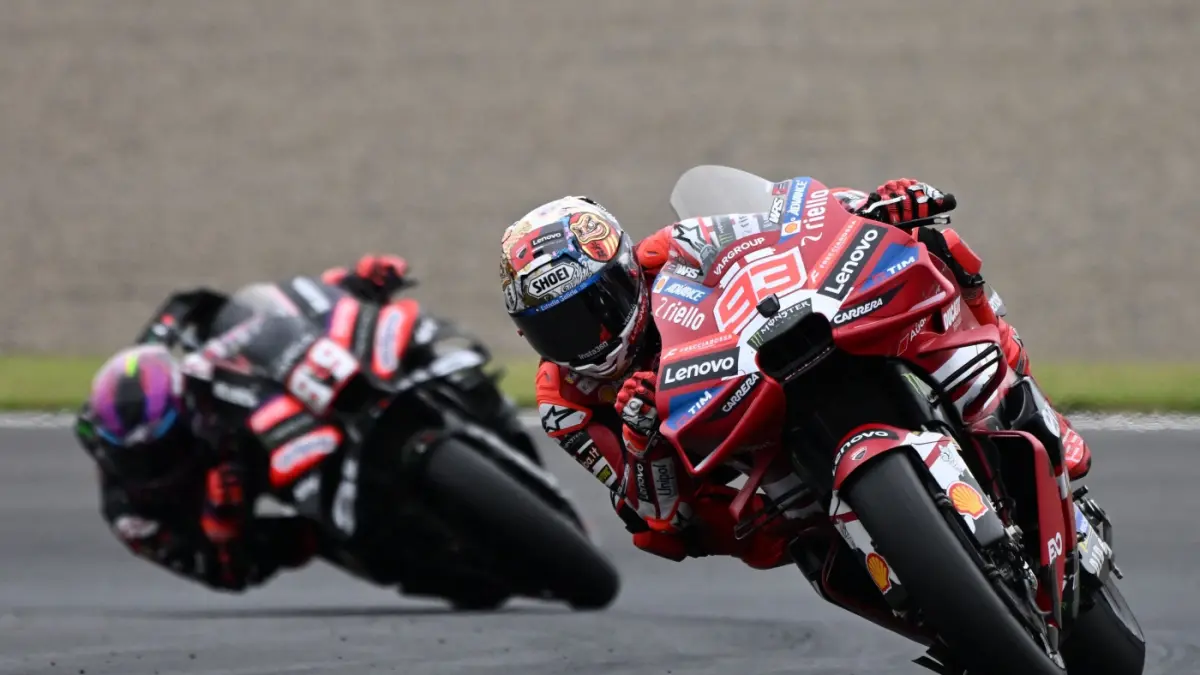 Marc Marquez saat dikejar Jorge Martin dalam salah satu seri MotoGP pekan lalu di Jepang. (net)